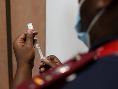 Una enfermera prepara una dosis de la vacuna contra la covid en Dutywa, Sudáfrica.