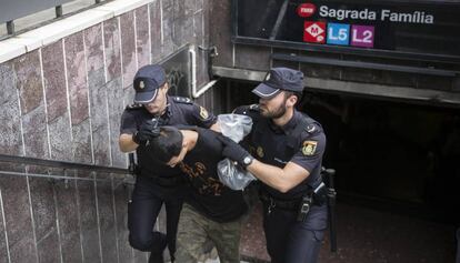Agents de la policia amb un dels detinguts en l'operació.