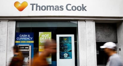 Clientes frente a una agencia de viajes de Thomas Cook