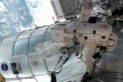 Uno de los astronautas, el estadounidense Stephen Robinson, durante el paseo espacial de ayer.