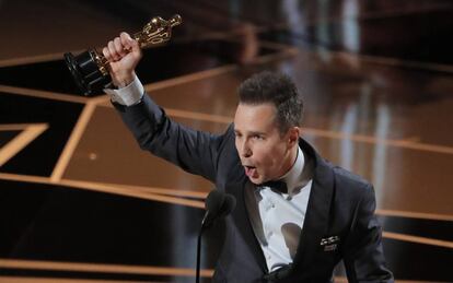 Sam Rockwell comemora o Oscar 2018 de Melhor Ator Coadjuvante.