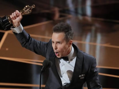 Sam Rockwell comemora o Oscar 2018 de Melhor Ator Coadjuvante.