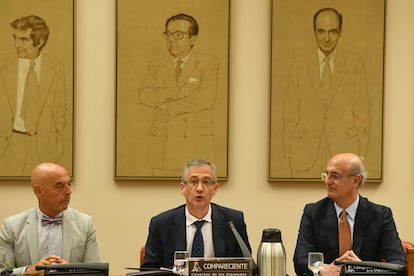 El gobernador del Banco de España, Pablo Hernández de Cos (c), comparece en la Comisión de Asuntos Económicos del Congreso para presentar el informe anual de la entidad.