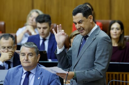 El presidente andaluz, Juan Manuel Moreno, durante su intervención en la sesión de control en el pleno del Parlamento de Andalucía este jueves en Sevilla.