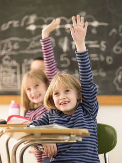 Dos ni&ntilde;as gemelas, juntas en la misma clase.