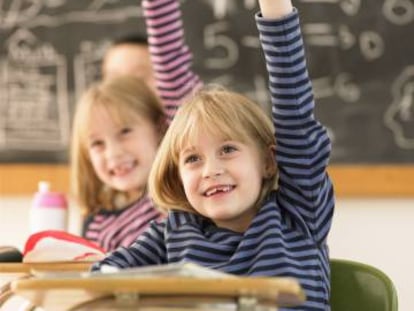 Dos ni&ntilde;as gemelas, juntas en la misma clase.