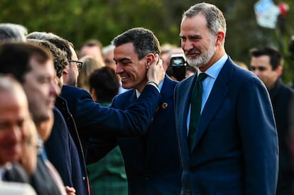 El presidente del Gobierno, Pedro Sánchez, junto al rey Felipe VI, saludan a los Presidentes Autonómicos. 