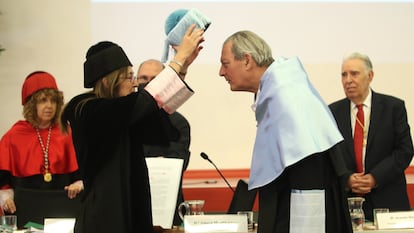 Paul Auster recibe el birrete como 'doctor honoris causa' de manos de la rectora de la Universidad Autónoma, Amaya Mendikoetxea.