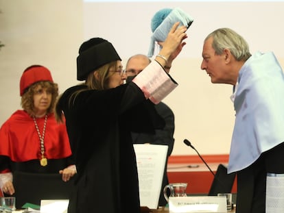 Paul Auster recibe el birrete como 'doctor honoris causa' de manos de la rectora de la Universidad Autónoma, Amaya Mendikoetxea.