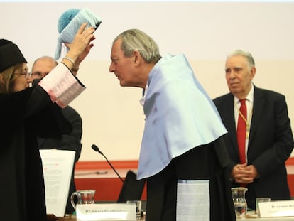 Paul Auster recibe el birrete como 'doctor honoris causa' de manos de la rectora de la Universidad Autónoma, Amaya Mendikoetxea.