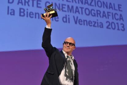 El director italiano Gianfranco Rosi recibe el León de oro a la Mejor película por el documental 'Sacro Gra'.