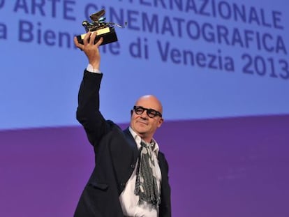 El director italiano Gianfranco Rosi recibe el Le&oacute;n de oro a la Mejor pel&iacute;cula por el documental &#039;Sacro Gra&#039;.