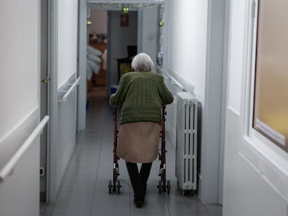 Una anciana con un andador, en una residencia de Barcelona a finales de diciembre del año pasado.