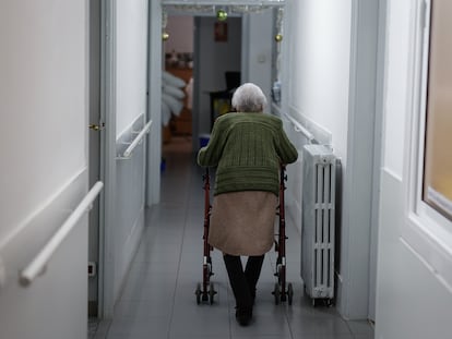 Una mujer en una residencia de ancianos de Barcelona, en una imagen de archivo.