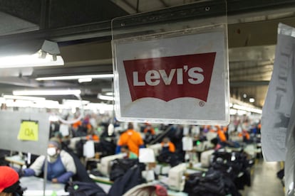Trabajadores de una fábrica en Lesotho producen pantalones Levi's para el mercado estadounidense, el pasado abril.