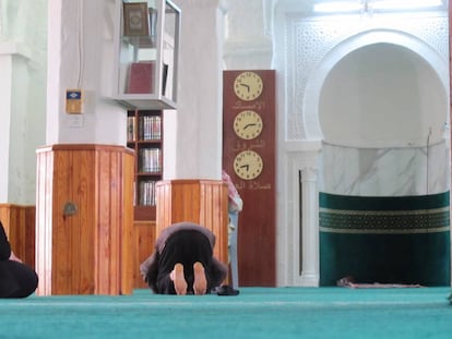 Un fiel reza en una mezquita ibad&iacute;