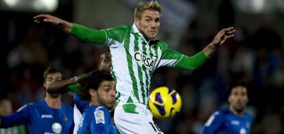 Perquis intenta controlar el balón