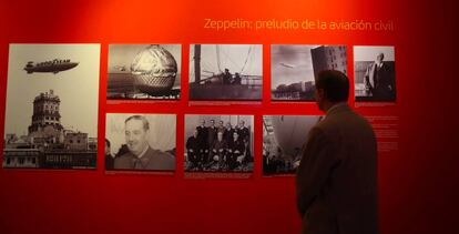 Un visitante observa un mural de la exposicion &#039;1927- 2017. 90 a&ntilde;os volando&#039;, de Iberia