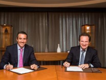 Juan Antonio Alcaraz, director general de Caixabank, y el de Sareb, Walter de Luna.