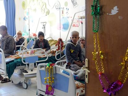 Ni&ntilde;os que sufren c&aacute;ncer reciben tratamiento en un hospital de Yemen. 