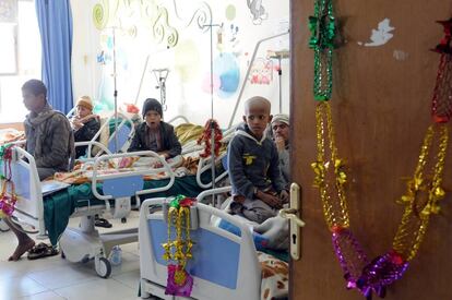 Niños que sufren cáncer reciben tratamiento en un hospital de Yemen.