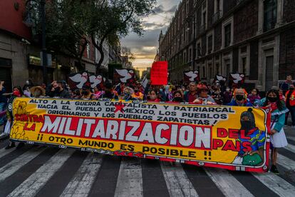 María de Jesús Patricio Martínez 'Marichuy', vocera del Congreso Nacional Indígena, encabeza la marcha a un lado de colectivos ciudadanos en contra de la militarización de México, el 12 de octubre de 2022.