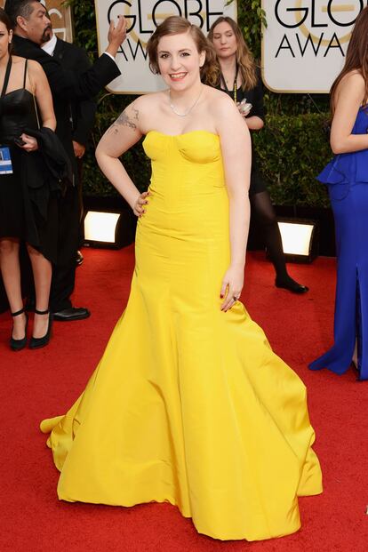 Lena Dunham apuesta por el amarillo con este diseño de corte sirena de Zac Posen.