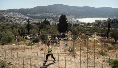 El campamento a 200 metros de Vathy (Grecia) se construyó para albergar 700 personas, pero aloja cuatro veces ese número de refugiados.