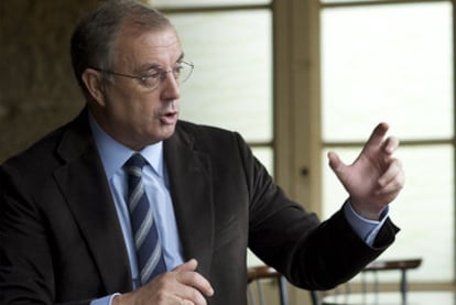 El líder del PSdeG, en O Carballiño durante la entrevista.