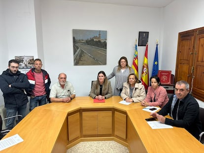 La alcaldesa, Maite Pérez, y el concejal del PP, Filiberto Prats, ambos sentados, junto con el resto de concejales de Albalat dels Tarongers