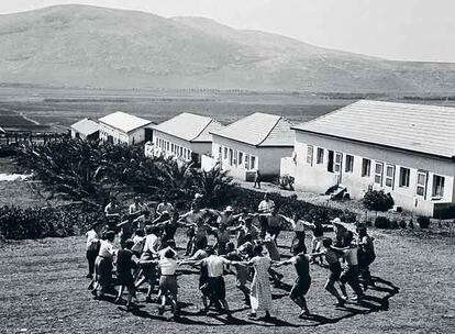 La alegría de los judíos (la fotografía ilustra un baile en el 'Kibutz' de Ein Harod), por la decisión de dividir palestina en dos Estados en 1947, ha chocado con la humillación de muchos palestinos.