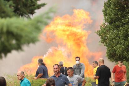Vecinos de Añón de Moncayo, en Zaragoza, luchaban el sábado contra las llamas del incendio declarado en la localidad.