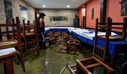 La situación en Bizkaia, el territorio más afectado por las inundaciones tras las intensas lluvias registradas ayer en el País Vasco, se ha ido normalizando durante la noche y ha quedado desactivada la fase "0" de emergencia por riesgo de inundaciones. En la imagen, interior de un local de Muxika afectado tras las inundaciones, el 12 de enero de 2018.