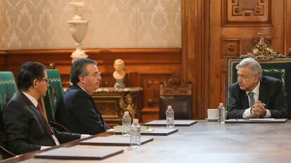 El presidente López Obrador (derecha) y el gobernador del Banco de México (izquierda), durante una reunión la semana pasada.