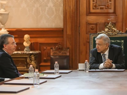 El presidente López Obrador (derecha) y el gobernador del Banco de México (izquierda), durante una reunión la semana pasada.