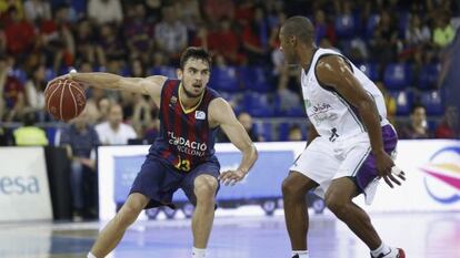 Satoransky, amb la pilota, davant Granger.