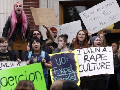 Estudiantes de la Universidad de Oregon protestan en mayo pasado contra los abusos sexuales.