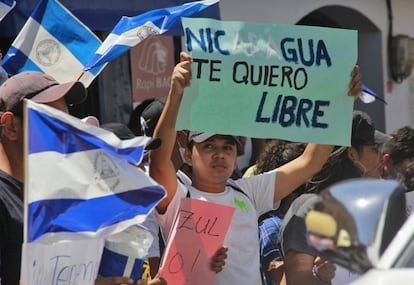 Un grupo de manifestantes protesta contra las reformas de la Seguridad Social.