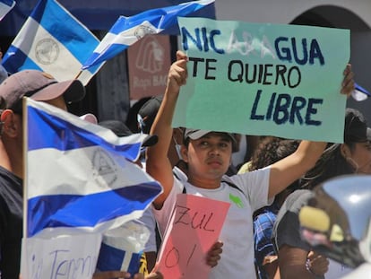 Un grupo de manifestantes protesta contra las reformas de la Seguridad Social.