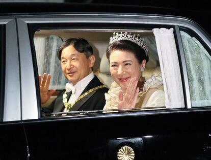 El emperador Naruhito y la emperatriz Masako salen del palacio de Akasaka en dirección hacia el palacio Imperial de Tokio para la cena de gala celebrada tras su entronización, el 22 de octubre.