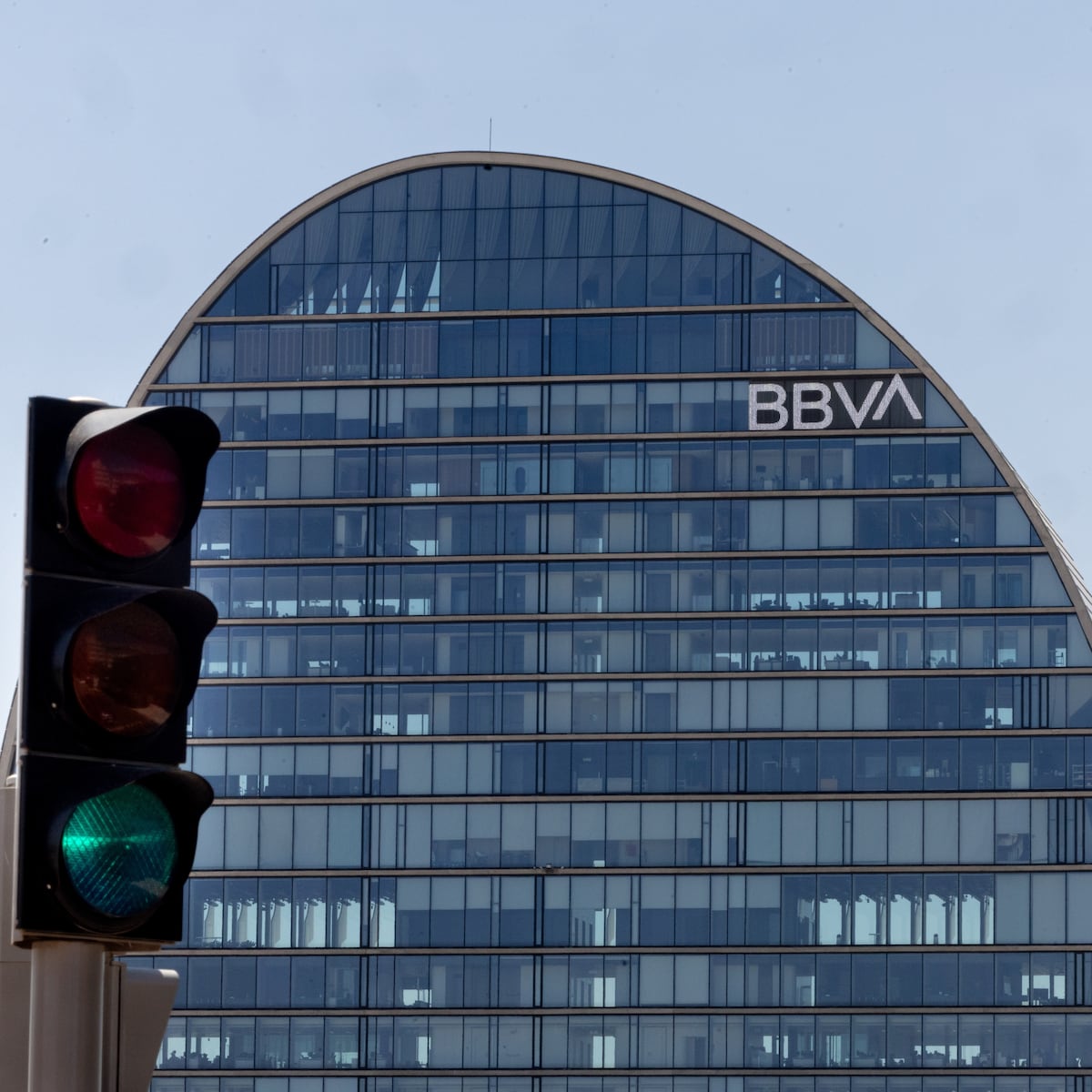La OPA del BBVA al Sabadell se redefine por la política y el mercado:Tras meses de asedio, la defensa del banco catalán y la intervención del gobierno español fuerzan un movimiento decisivo mientras Bruselas observa