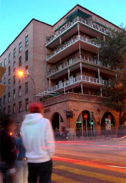 Pablo Neruda vivió en la Casa de las Flores, edificio proyectado por  Secundino Zuazo,  entre 1934 y 1936.