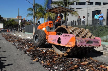 Armas são destruídas pela Polícia Federal após Estatuto do Desarmamento, de 2003.