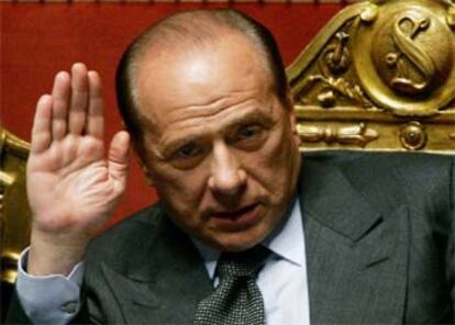 Berlusconi gesticula durante la sesión parlamentaria celebrada ayer por la mañana en el Senado italiano.