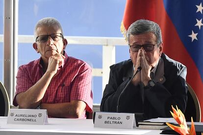 Dos representantes del ELN, Aureliano Carbonell y Pablo Beltrán, al finalizar el primer ciclo de negociaciones en Caracas a finales de Noviembre del 2022.