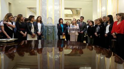 Ana Pastor junto a otras diputadas tras descubrir el busto de Clara Campoamor.