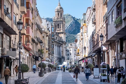 La peatonal calle Bernabé Soriano, llena de terrazas y comercios, conecta las inmediaciones de la plaza de la Constitución con la catedral.