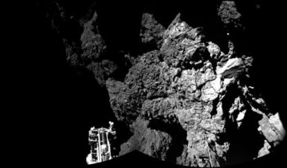 O último passo na conquista do espaço que entra nos anais da história foi dado pela 'Philae', nave que conseguiu pousar pela primeira vez em um cometa 67P/Churyumov-Gerasimenko. A ESA publicou na quinta-feira, 13 de novembro, a primeira imagem da 'Philae' sobre o cometa. A foto faz parte de um mosaico composto por dois instantâneos que mostram uma das três pernas da sonda colada ao solo. "Agora que estou segura sobre o solo, esse é o aspecto que tem meu novo lar 67P da minha posição", afirmou o módulo em um tuíte.