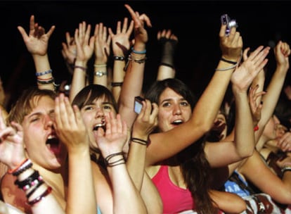 Un grupo de adolescentes disfruta de uno de los conciertos que hubo ayer en el Palacio de los Deportes.