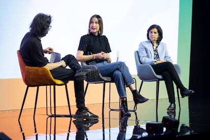 Jaime García Cantero entrevista a Verónica Bolón Canedo, investigadora de la Universidad de La Coruña (centro); y Alicia Troncoso, catedrática de la Universidad Pablo de Olavide.